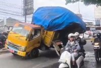Truk sampah milik Dinas Lingkungan Hidup (DLH) Kota Tangerang Berplat nomor B 5053 COQ kedepatan patah as di Jalan Raya Gatot Subroto. Foto: Ist