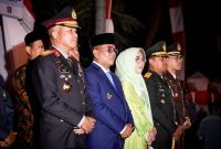 Gubernur Banten Andra Soni saat mengikuti Upacara Taptu dan Pelepasan Pawai Obor dalam Rangka Hari Ulang Tahun ke - 80 Kemerdekan Republik Indonesia di Depan Gedung Negara Provinsi Banten. Foto: adpimpro