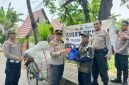 Kapolsek Neglasari AKP Imron Mas’adi saat membagikan paket sembako kepada warga. Foto: Ist