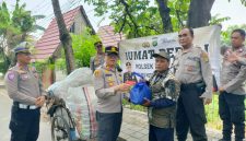 Kapolsek Neglasari AKP Imron Mas’adi saat membagikan paket sembako kepada warga. Foto: Ist
