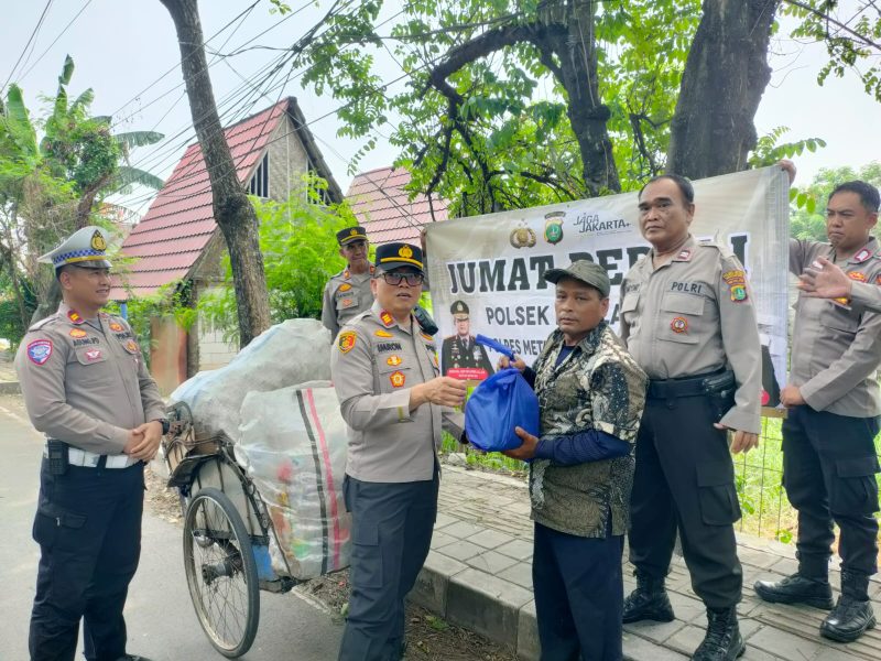 Kapolsek Neglasari AKP Imron Mas’adi saat membagikan paket sembako kepada warga. Foto: Ist