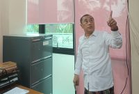 Ketua MUI Kota Tangerang, KH. Ahmad Baijuri Khotib saat Menunjukkan Titik Bocor diruanganya. Foto: BantenPos