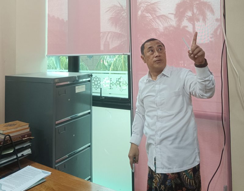 Ketua MUI Kota Tangerang, KH. Ahmad Baijuri Khotib saat Menunjukkan Titik Bocor diruanganya. Foto: BantenPos