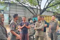 Dinas Pol PP melakukan sosialisasi pembongkaran bangunan liar secara mandiri di Kecamatan Benda, Kota Tangerang. Foto: Ist