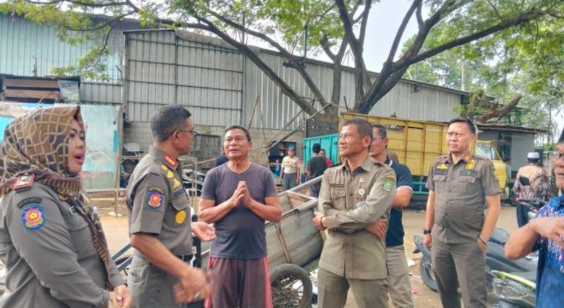 Dinas Pol PP melakukan sosialisasi pembongkaran bangunan liar secara mandiri di Kecamatan Benda, Kota Tangerang. Foto: Ist