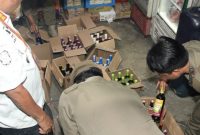 Petugas Satpol PP Kota Tangerang tengah melakukan pengangkutan miras dari warung kelontong di Kota Tangerang, Banten, Rabu (17/9/25) malam. Foto: Ist