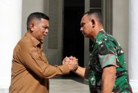 Gubernur Banten Andra Soni saat menerima kunjungan Komandan Korem 064/Maulana Yusuf Brigjen TNI Edi Saputra beserta jajaran di Gedung Negara Provinsi Banten, Jalan Brigjen KH. Syam’un No. 5, Kota Serang. Foto: ist