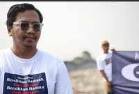 Koordinator Koalisi Aktivis Lingkungan Hidup Tangerang (Kalung), Ade Yunus saat berdiri diatas Tumpukan Sampah TPA Rawa Kucing. Foto: ist
