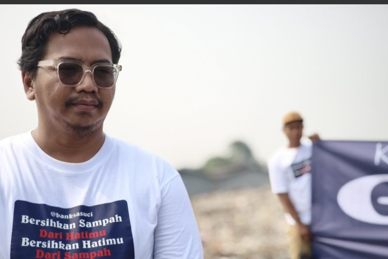 Koordinator Koalisi Aktivis Lingkungan Hidup Tangerang (Kalung), Ade Yunus saat berdiri diatas Tumpukan Sampah TPA Rawa Kucing. Foto: ist