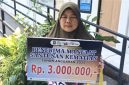 Salah satu warga penerima manfaat santunan kematian. Foto: Ist