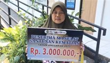Salah satu warga penerima manfaat santunan kematian. Foto: Ist