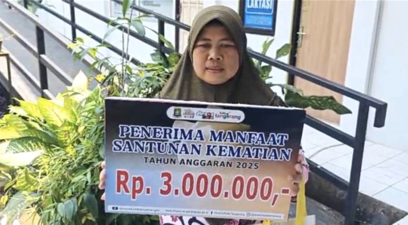 Salah satu warga penerima manfaat santunan kematian. Foto: Ist