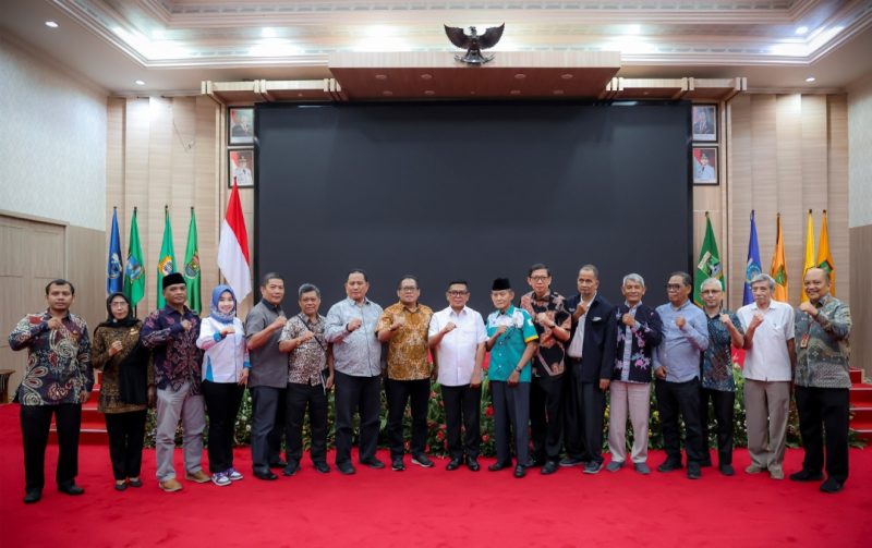 Gubernur Banten Andra Soni usai diskusi bersama jajaran pengurus Lembaga Kerja Sama (LKS) Tripartit di Pendopo Gubernur Banten, KP3B, Kota Serang. Foto: ist