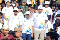 Wali Kota Tangerang, H. Sachrudin bersama  Camat Neglasari Andhika Nugraha saat menghadiri Hari Jadi  ke-31 Kedaung Baru. Foto: Ist