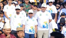 Wali Kota Tangerang, H. Sachrudin bersama  Camat Neglasari Andhika Nugraha saat menghadiri Hari Jadi  ke-31 Kedaung Baru. Foto: Ist