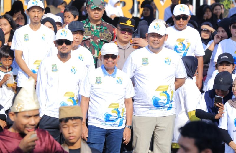 Wali Kota Tangerang, H. Sachrudin bersama  Camat Neglasari Andhika Nugraha saat menghadiri Hari Jadi  ke-31 Kedaung Baru. Foto: Ist