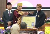 Bupati Tangerang Maesyal Rasyid memberi penghargaan diterima Dirut Perumdam TKR, Sofyan Sapar. Foto: Ist