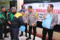 Kapolres menyerahkan secara langsung 100 paket sembako kepada para pengemudi ojek online (Ojol). Foto: ist