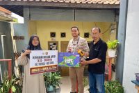 Anggota DPR RI Fraksi Partai Gerindra, Annisa Mahesa, menyerahkan bantuan laptop kepada TK As Shidqiyah. Foto: ist