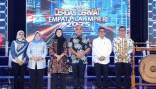 Ketua MPR RI Ahmad Muzani, Gubernur Banten Andra Soni dan Wakil Ketua Komisi X DPR RI Hj.Himmatul Aliyah saat Menghadiri Cerdas Cermat Empat Pilar MPR RI di Ballroom Atria Hotel Gading Serpong Tangerang. Foto: Ist