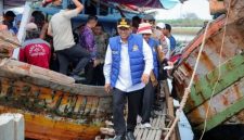 Gubernur Banten Andra Soni turun langsung ke perairan Kabupaten Tangerang untuk berdialog dengan para nelayan. Foto: Ist