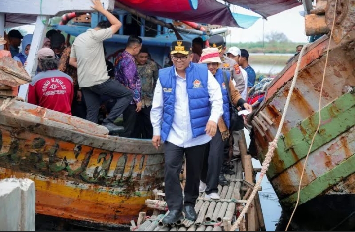 Gubernur Banten Andra Soni turun langsung ke perairan Kabupaten Tangerang untuk berdialog dengan para nelayan. Foto: Ist