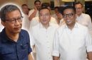 Gubernur Banten Andra Soni berrangkulan dengan Wakil Ketua DPR RI Sufmi Dasco Ahmad dan foto Rocky Gerung. Rocky memuji sikap Andra Soni pada kasus di SMAN 1 Cimarga. Foto: Ist