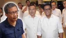 Gubernur Banten Andra Soni berrangkulan dengan Wakil Ketua DPR RI Sufmi Dasco Ahmad dan foto Rocky Gerung. Rocky memuji sikap Andra Soni pada kasus di SMAN 1 Cimarga. Foto: Ist
