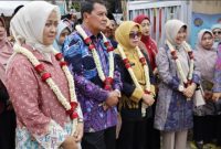 Bupati Tangerang Moch Maesyal Rasyid bersama Ketua TP PKK Kabupaten Tangerang saat Monitoring dan Evaluasi Desa Ramah Perempuan dan Peduli Anak (DRPPA) di Desa Kebon Cau dan Desa Teluknaga, Kecamatan Teluknaga. Foto: ist
