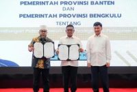 Gubernur Bengkulu Helmi Hasan bersama Gubernur Banten Andra Soni. Foto: ist