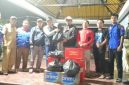 Petugas Dinas Sosial membagikan bantuan untuk warga yang terdampak banjir. Foto: Ist