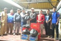 Petugas Dinas Sosial membagikan bantuan untuk warga yang terdampak banjir. Foto: Ist