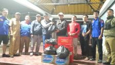 Petugas Dinas Sosial membagikan bantuan untuk warga yang terdampak banjir. Foto: Ist