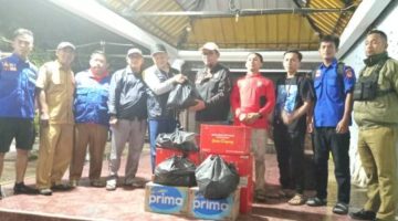 Petugas Dinas Sosial membagikan bantuan untuk warga yang terdampak banjir. Foto: Ist