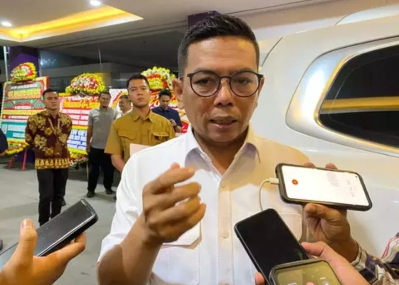 Gubernur Banten Andra Soni mengingatkan seluruh kepala desa (kades) dan perangkat desa di wilayahnya untuk tidak melakukan flexing atau pamer harta di media sosial. Sikap tersebut dapat menimbulkan persepsi buruk dari masyarakat. Foto: Ist