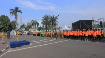 Wali Kota Tangerang Sachrudin saat memimpin Apel gabungan kebersihan Kota Tangerang. Foto: ist