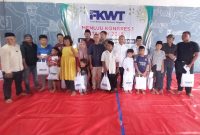 Ketua fkwt Gugun beserta pengurus saat melakukan simbolis. Foto: ist