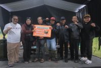 Wali Kota Tangerang Sachrudin bersama Ketua DPRD Kota Tangerang Rusdi secara simbolis menyerahkan Doorprise kepada Insan Pers saat Media Gathering Pemkot dan DPRD Kota Tangerang. Foto: Ist
