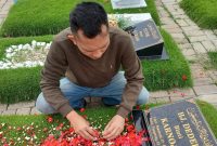 Ridho Saputra, jurnalis salah satu televisi nasional, menyempatkan diri berziarah ke makam almarhumah Hj Dedeh di Kota Tangerang. Foto: Rido