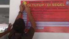 Satpol PP kota Tangerang saat melakukan penyegelan Rumah Duka Family Care dan Krematorium Pawibana. Foto: ist