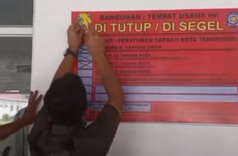 Satpol PP kota Tangerang saat melakukan penyegelan Rumah Duka Family Care dan Krematorium Pawibana. Foto: ist