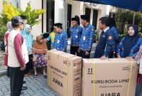Kepala Dinas Sosial (Dinsos) Kota Tangerang Mulyani, saat menyalurkan bantuan sosial berupa Alat Bantu Difabel (ABD) untuk masyarakat kurang mampu di Kota Tangerang. Foto: ist
