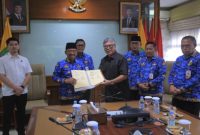 Wali Kota Tangerang H. Sachrudin bersama wakil nya Maryono dan jajaran nya melakukan Foto bersama bahwa kesepakatan pengakhiran PSEL dengan PT OISN, Senin, (22/12/2025). Foto: ist