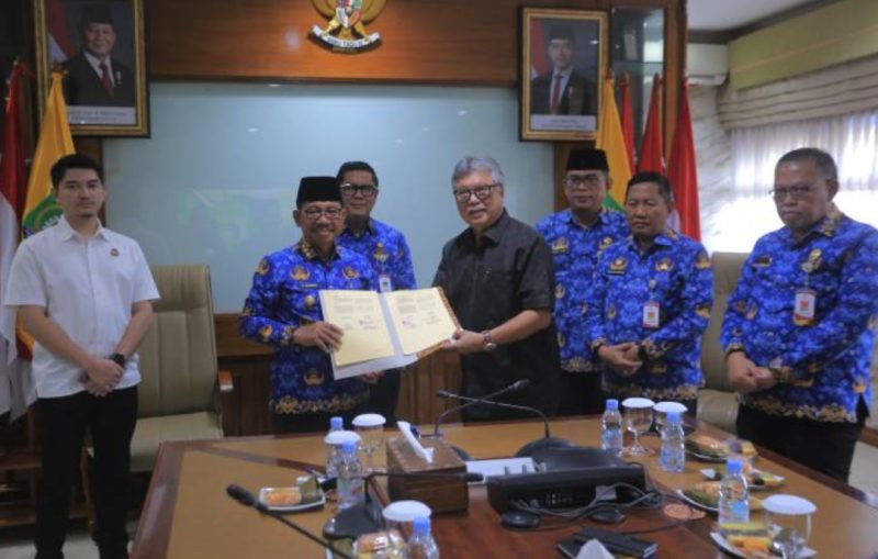 Wali Kota Tangerang H. Sachrudin bersama wakil nya Maryono dan jajaran nya melakukan Foto bersama bahwa kesepakatan pengakhiran PSEL dengan PT OISN, Senin, (22/12/2025). Foto: ist