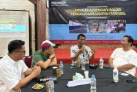 Moderator Diskusi, Faisal Alfansury bersama Pemantik Diskusi Gusri Effendi, Tokoh Pegiat Lingkungan Hidup/Pengelola Kampung Konservasi Rimbun/Ketua PHRI Kota Tangerang Selatan, Ade Yunus (Kang Aye) - Koordinator Koalisi Aktivis Lingkungan Lingkungan Hidup Tangerang (Kalung)/Ketua Banksasuci Foundation. Foto: ist