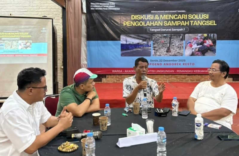 Moderator Diskusi, Faisal Alfansury bersama Pemantik Diskusi Gusri Effendi, Tokoh Pegiat Lingkungan Hidup/Pengelola Kampung Konservasi Rimbun/Ketua PHRI Kota Tangerang Selatan, Ade Yunus (Kang Aye) - Koordinator Koalisi Aktivis Lingkungan Lingkungan Hidup Tangerang (Kalung)/Ketua Banksasuci Foundation. Foto: ist