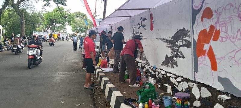 Warga kecamatan larangan saat lakukan kegiatan diantaranya lomba mural (mural competition). Foto: ist