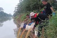 Komunitas Peduli Sungai yang tergabung dalam Banksasuci. Foto: BantenPos id