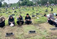 Keluarga Besar Almarhum Bapak Khotib saat Berziarah. Foto: BantenPos.id