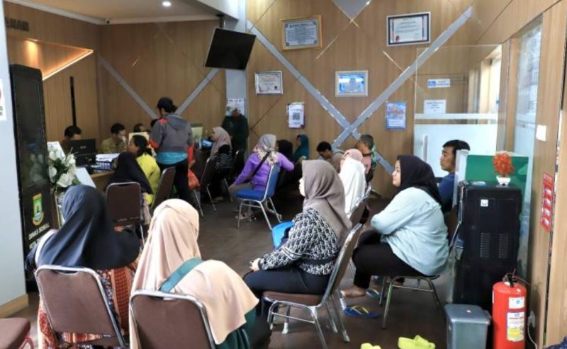 Situasi antrean pengurusan reaktivasi PBI-JKN, di kantor Dinsos Kota Tangerang. Foto: ist